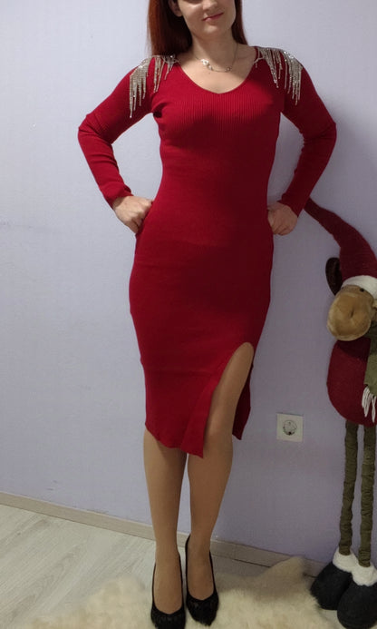Obleka s svetlečimi dodatki na ramenih